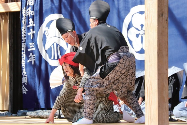 写真：下野の狂言。男性3人で演じ、そのうちの1人が女性役をしています
