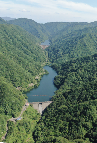 写真：手前に谷根ダム、その奥に赤岩ダムがあります。周辺は市有林が広がっています