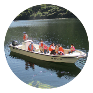 写真：ボートでダムを周遊する数組の親子