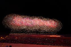 写真：ぎおん柏崎まつり海の大花火大会の「尺玉100発一斉打ち上げ」。1