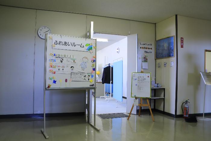 写真：ふれあいルームの入り口。一日の予定が書かれたホワイトボードが置いてあります