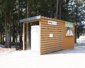 写真：八石山南条駐車場に設置されたトイレ棟