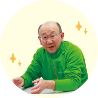 写真：両手を広げながら話している廣井さん