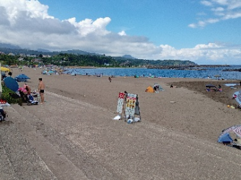 写真：昨年夏の柏崎の海水浴場。海水浴を楽しむ人がまばらにいます