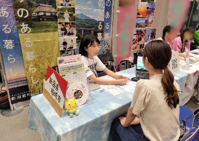 昨年度のフェアの様子。各市町村が設置したブースで移住の相談を受ける職員