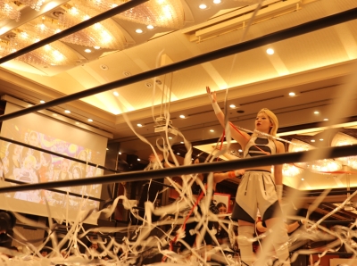 写真：リングに立つ鉄選手めがけて、紙テープが投げ入れられています