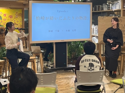 写真：モニターを挟んで並ぶ佐藤さん（左）と猪浦さん（右）