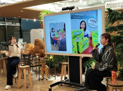 写真：モニターの右側に座る萩野さんがマイクを持って話しているところ