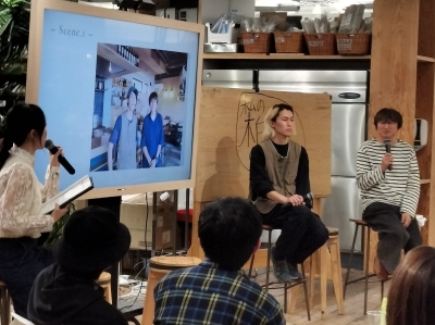 写真：モニターの左側に並んで座る中村さん（左）と井貝さん（右）