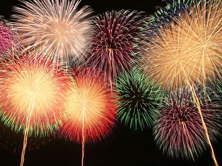 柏崎「海の大花火大会」ので空にたくさんの花火が打ちあがっている写真