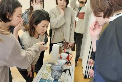 コーヒー豆の違いについて解説を聞く参加者