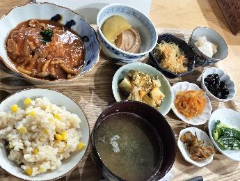 店主の手作りハンバーグランチ