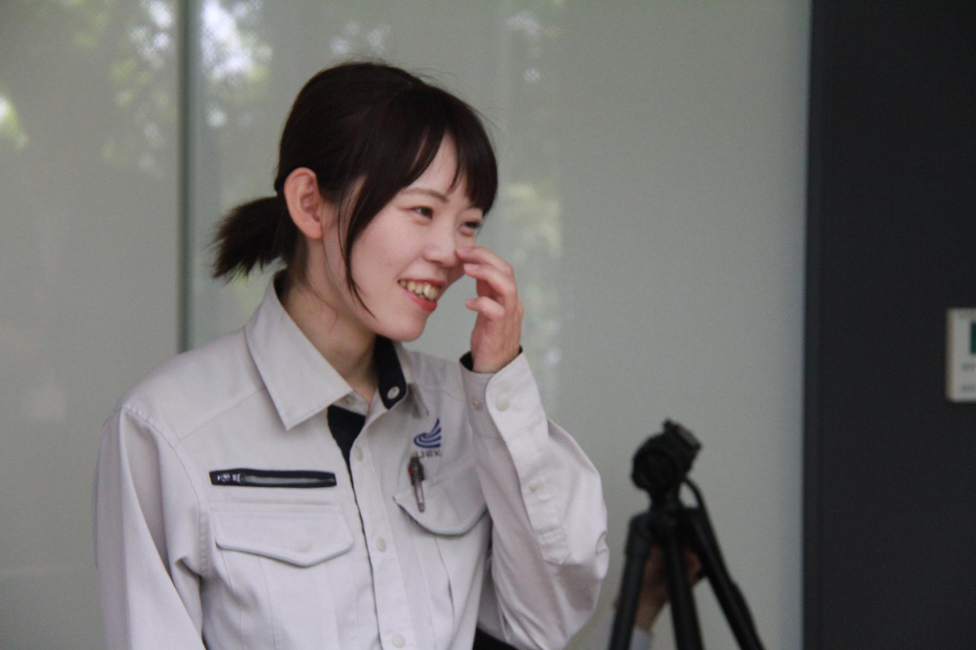 写真：笑顔でインタビューを受ける橘さん