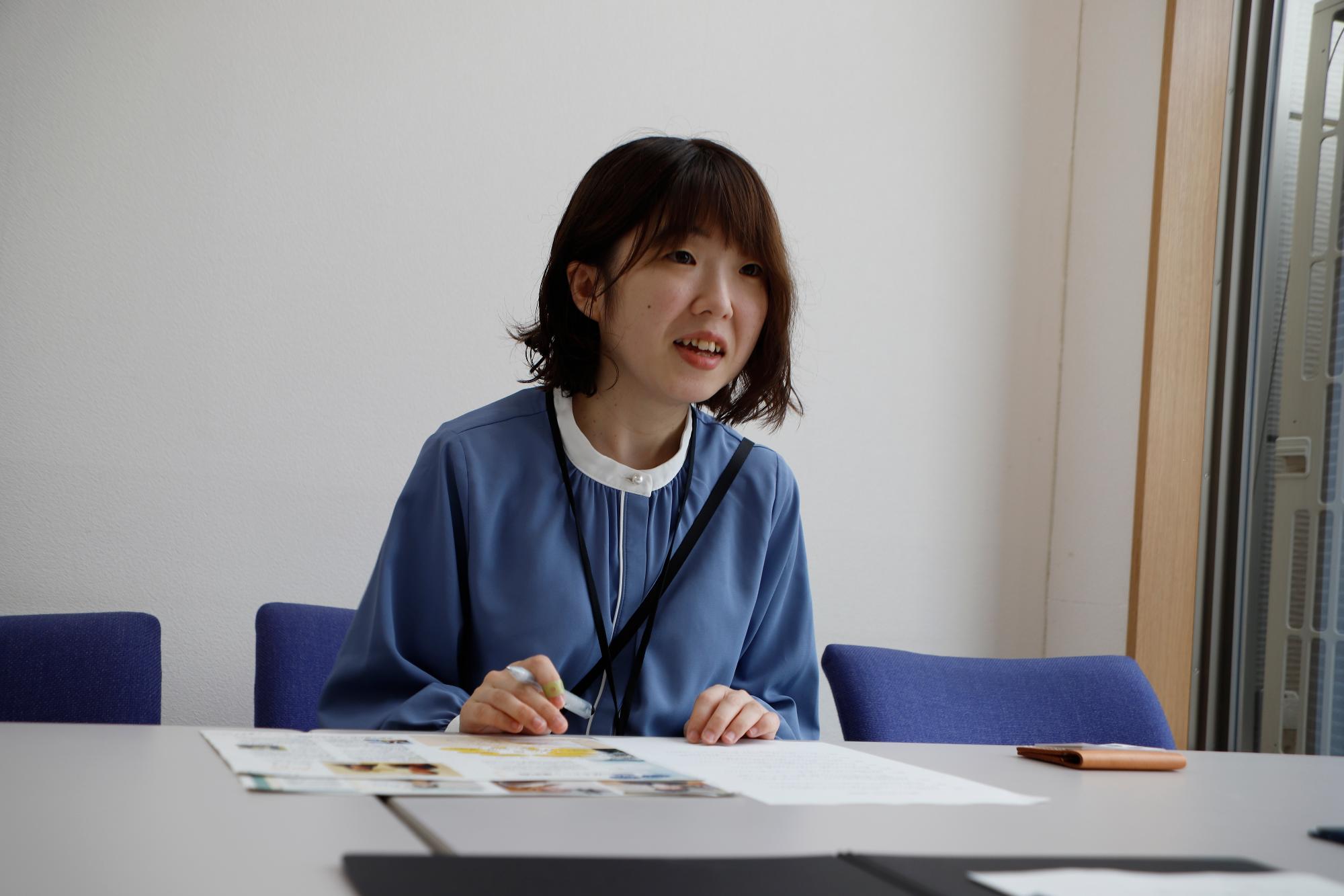 写真：手元の資料を見ながらインタビューに答えてくれる尾崎さん