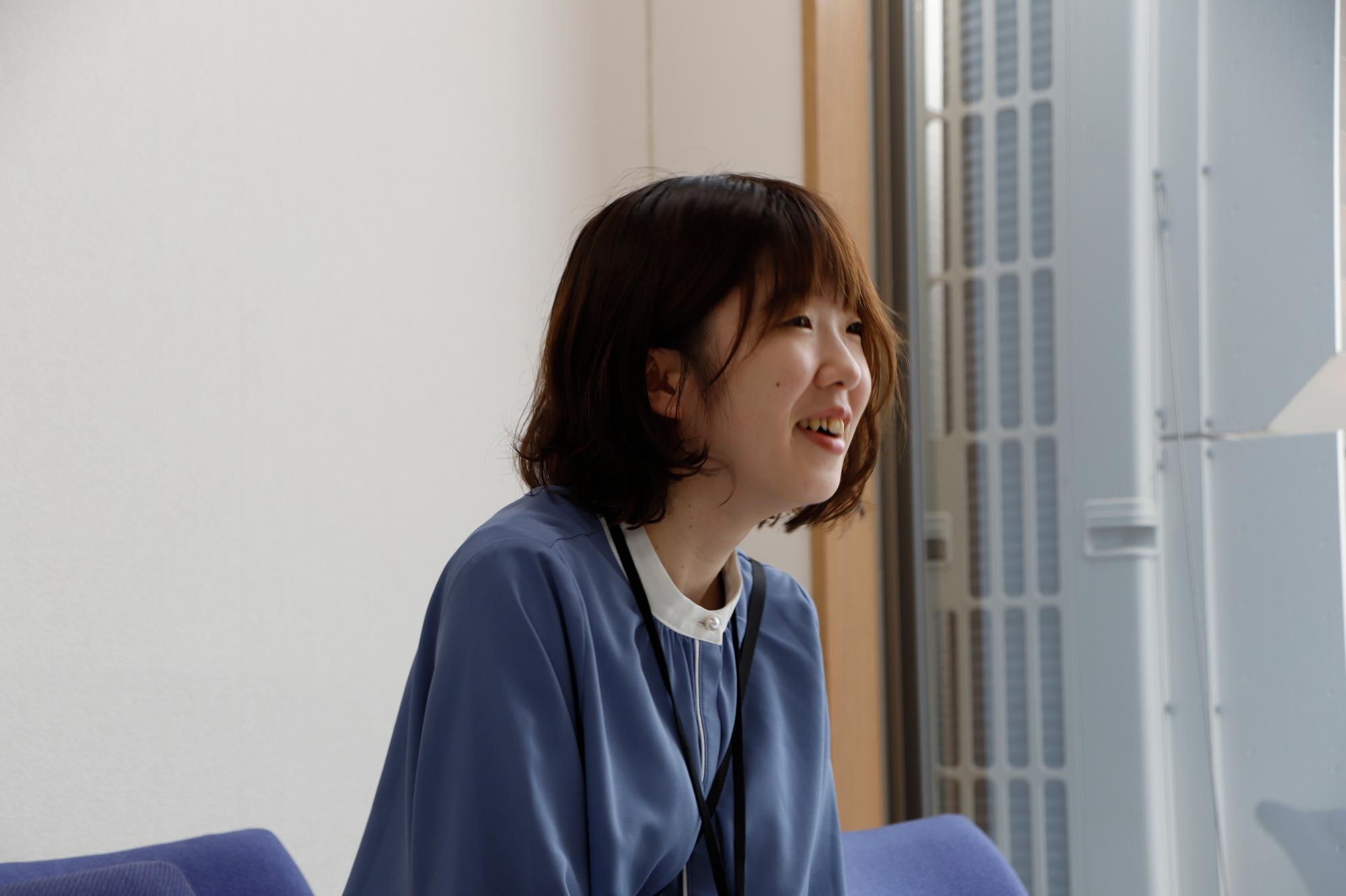 写真：インタビュー中の尾崎さん。にこやかに答えてくれています