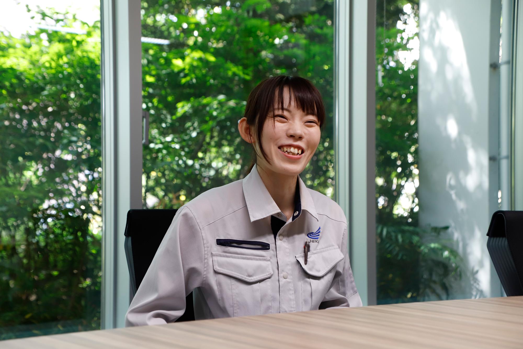 写真：インタビュー中の笑顔の橘さん