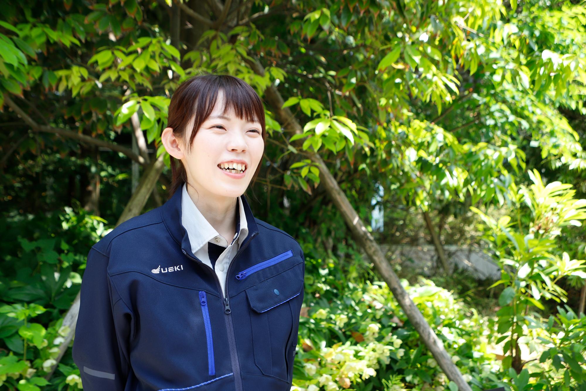 写真：屋外でインタビューを受ける橘さん