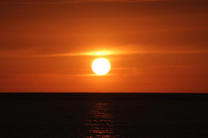 日本海に沈む大きな夕日の写真