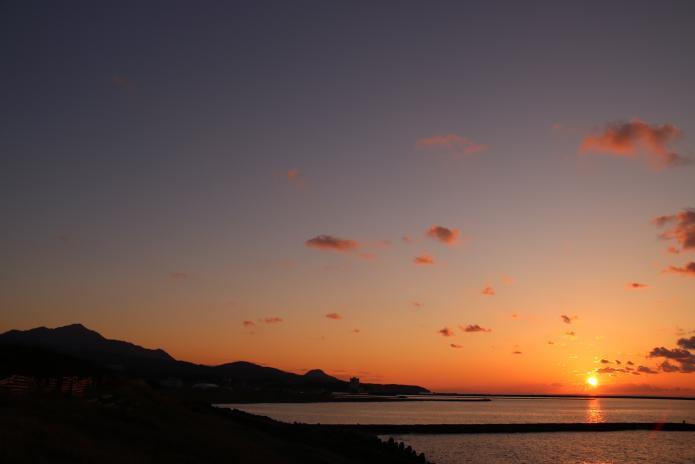 日本海に沈む夕日が辺り一面空まで染まっている写真