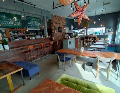 写真：店内の様子。カウンター席や、ソファや一人掛けの椅子などのテーブル席があります。