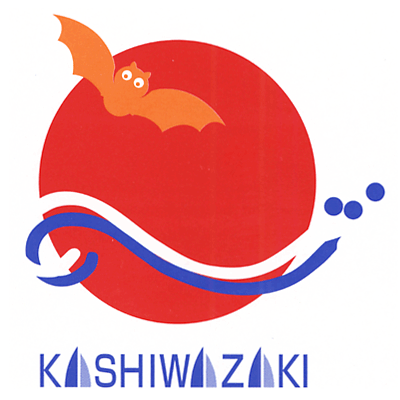 赤い夕日の中に白と青の波が横に入り、夕日の左上にオレンジ色のコウモリが羽根を広げて飛んでいるマークの下に英文でKASHIWAZAKIと書いてあるイラスト