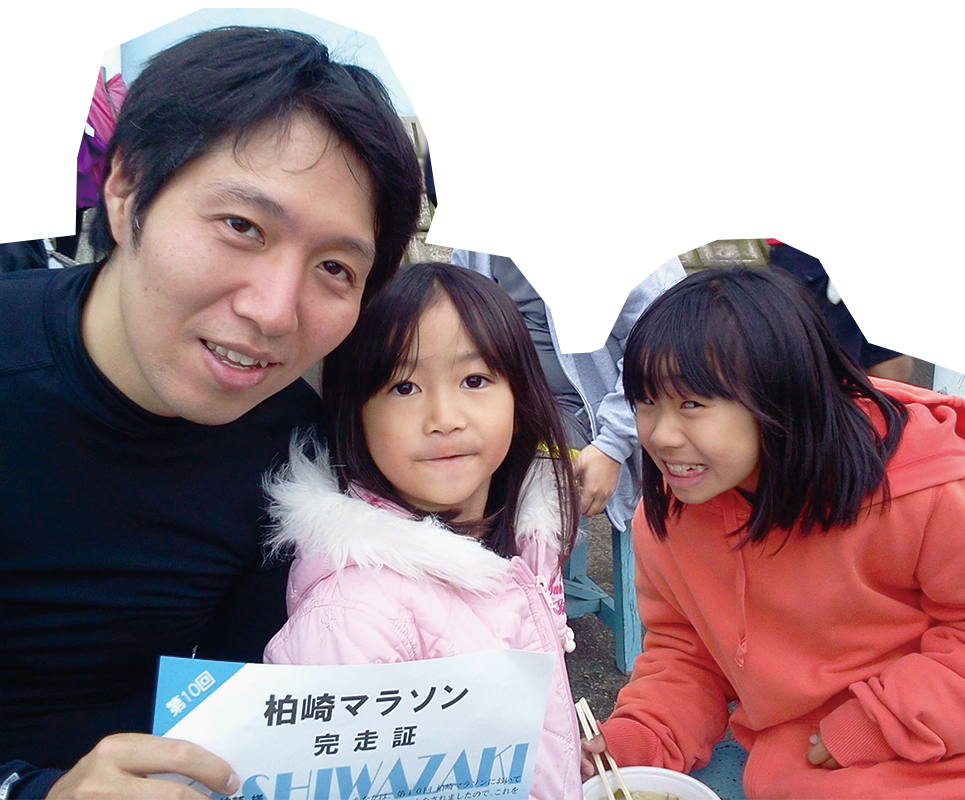 写真：初めての柏崎マラソンに参加した時。完走証を持ったいとっとさんが2人の子どもと一緒に写っています