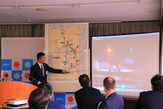市長が動画で冬期間の原発避難経路を走行したことを説明している写真