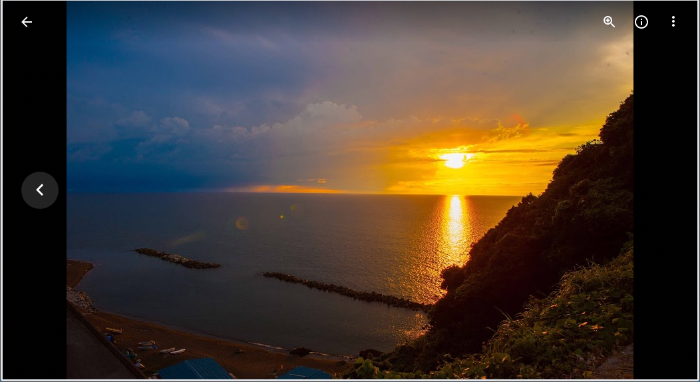 グーグルフォト「海・夕日」アルバム内の特定の写真を選択した場合の画面