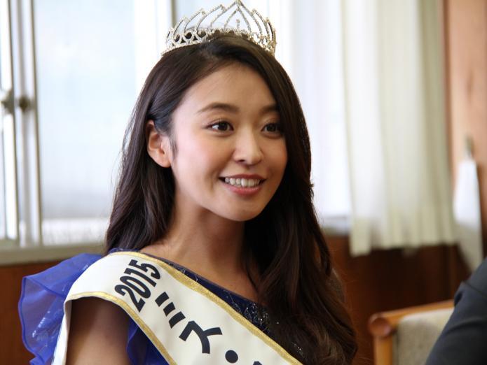 ティアラを頭に付け、青いドレスを着て、「2015ミス・ワールド日本代表」と書かれたたすきをかけている中川さんの写真