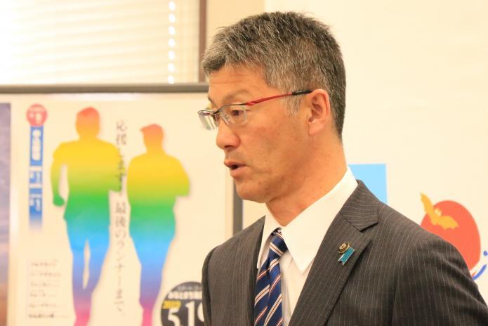 令和元年5月記者会見で記者の質疑に答える市長の写真