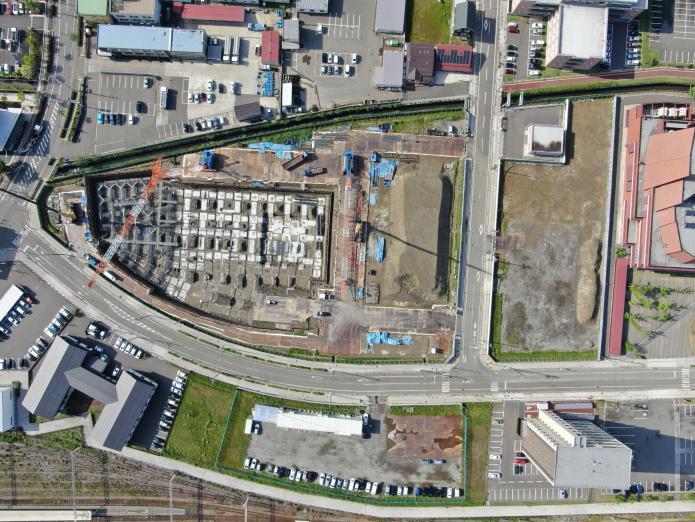 土工事を進めている様子を新庁舎敷地の真上より撮影した写真