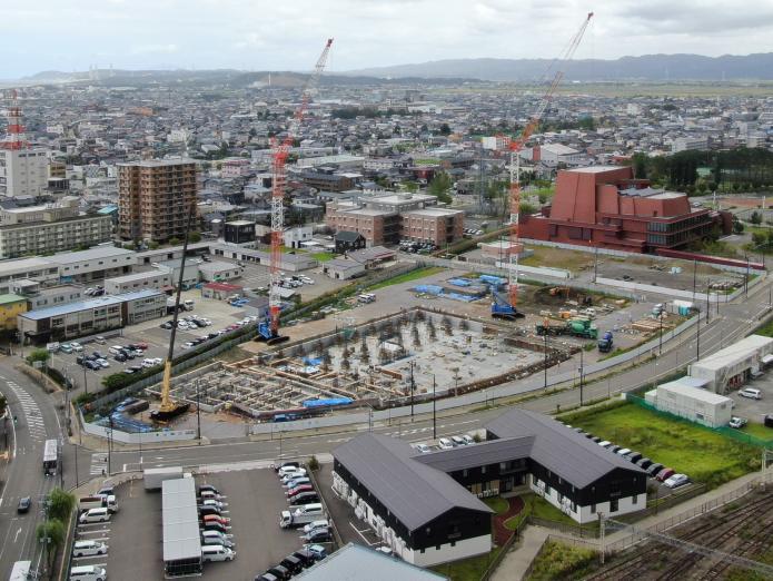 免震層の工事を進めている様子を新庁舎敷地の南西より撮影した写真