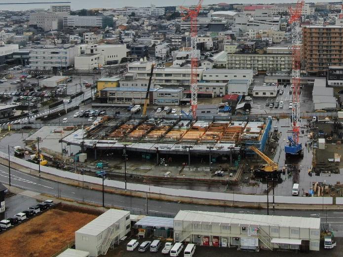 写真：新庁舎敷地の南より撮影。1階躯体工事を進めています。