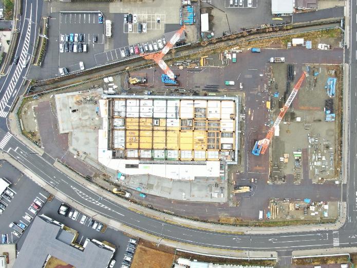 写真：新庁舎敷地の真上より撮影。1階躯体工事を進めています。