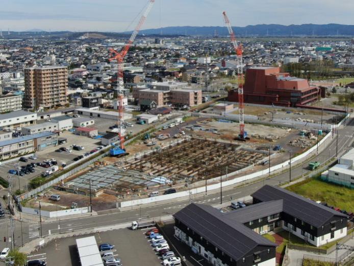 1階床の工事に着手している様子を新庁舎敷地の南西より撮影した写真