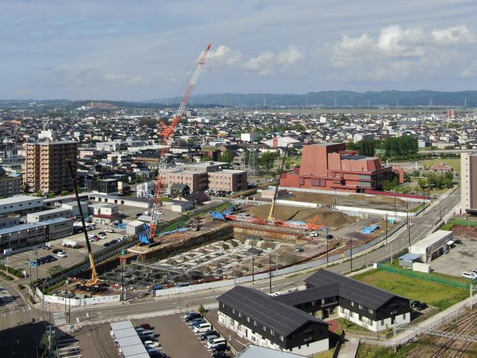 大型クレーンを2台搬入し基礎工事を進めている様子を新庁舎敷地の南西より撮影した写真