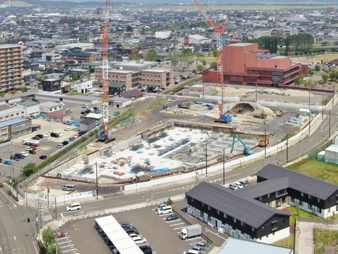 基礎工事を進めている様子を新庁舎敷地の南西より撮影した写真