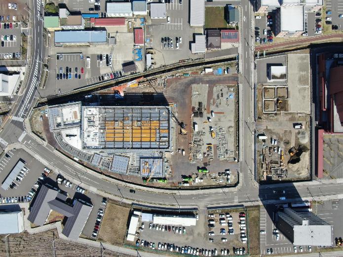 写真：新庁舎敷地の真上より撮影。3階工事を進めています。