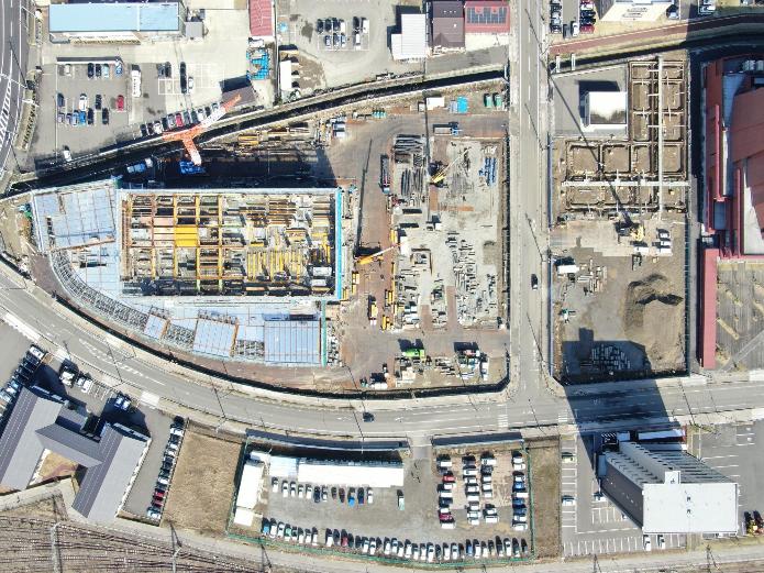 写真：新庁舎敷地の真上より撮影。3階工事を進めています。