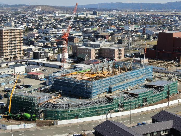 写真：新庁舎敷地の南西より撮影。3階工事を進めています。