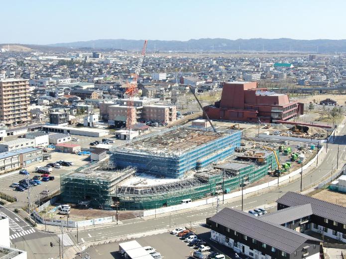 写真：新庁舎敷地の南西より撮影。3階工事を進めています。