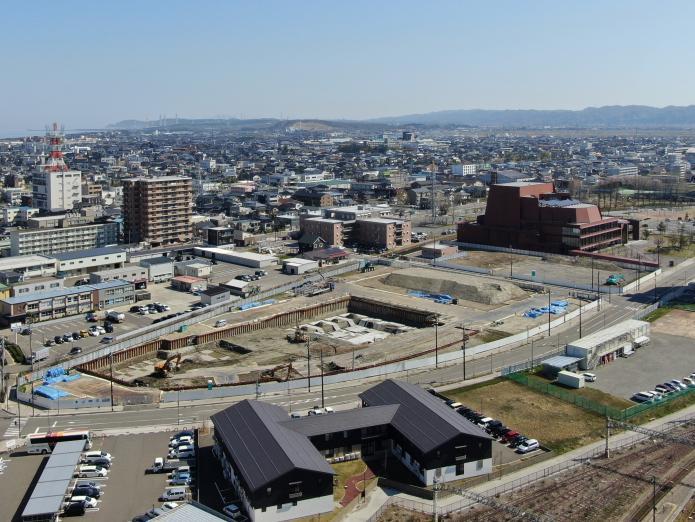 土工事を進めている様子を新庁舎敷地の南西より撮影した写真