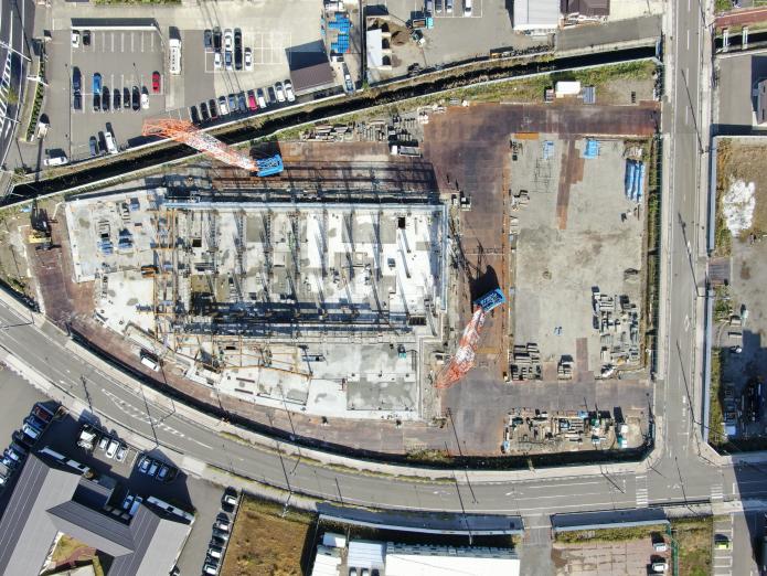 1階床のコンクリート工事が完了した様子を新庁舎敷地の真上より撮影した写真